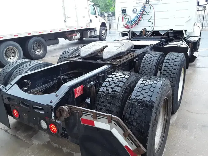 2019 VOLVO VNL64T-300