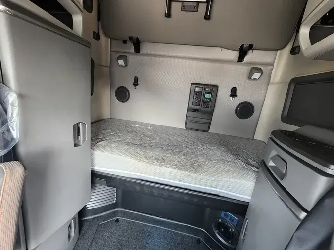 2021 VOLVO VNL64T760