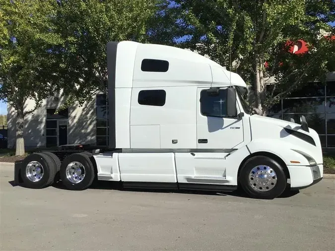 2019 VOLVO VNL760