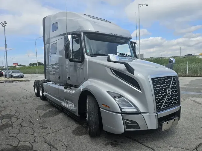 2025 VOLVO VNL64T760