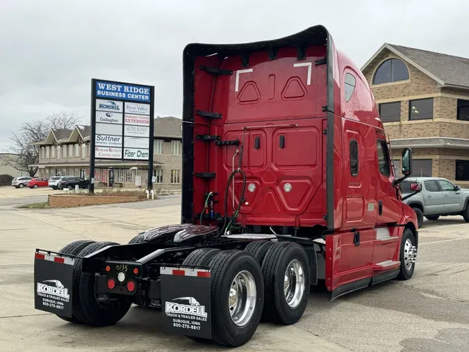 2022 FREIGHTLINER Cascadia 126