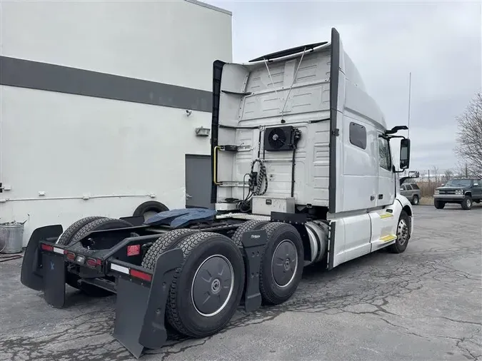 2021 VOLVO VNL740