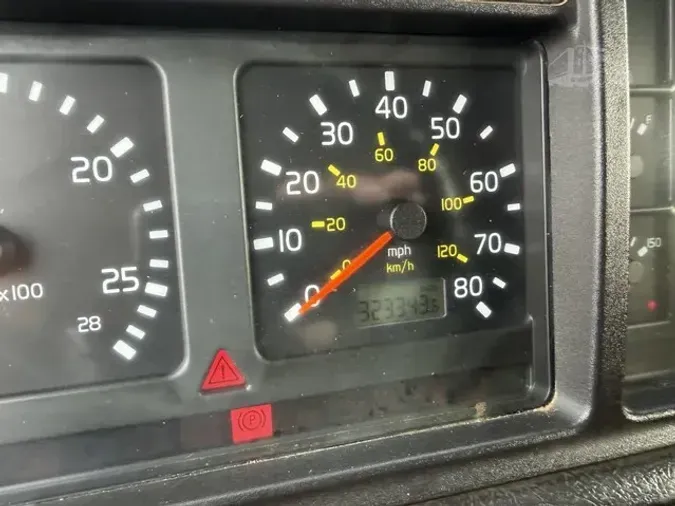 2003 VOLVO VHD104B200