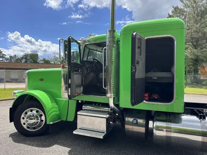 2021 Peterbilt 389