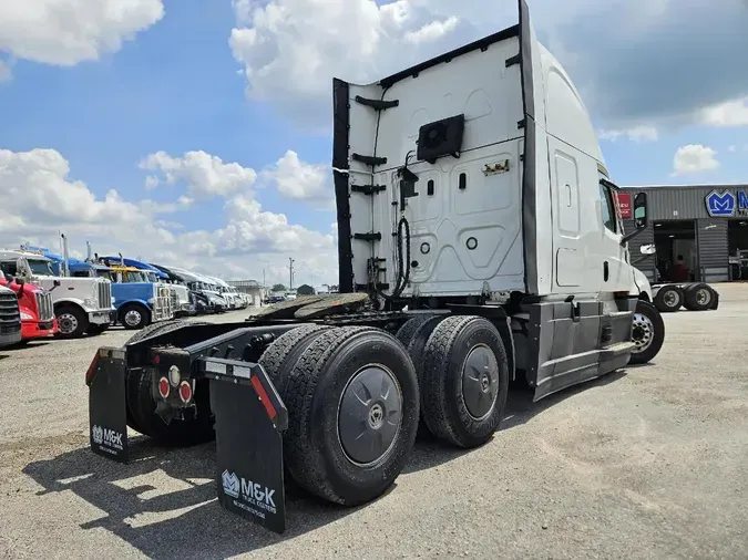 2021 FREIGHTLINER Cascadia 126