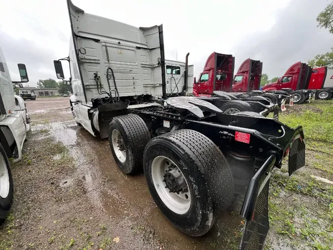 2019 VOLVO VNR64T640