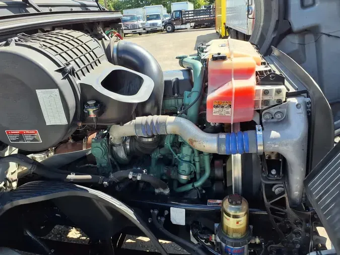 2019 VOLVO VNL64T-300