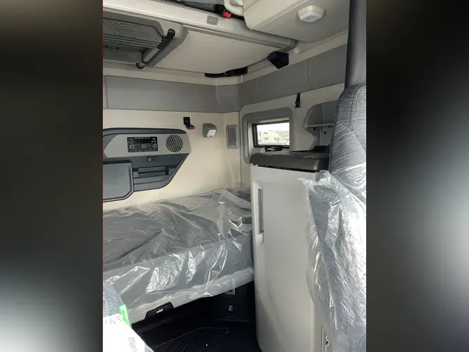 2025 VOLVO VNL64T860