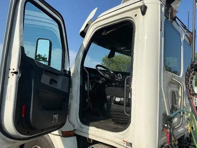 2018 Freightliner T12664ST