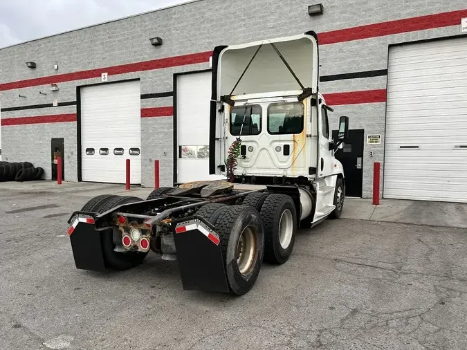 2015 FREIGHTLINER/MERCEDES CASCADIA 125