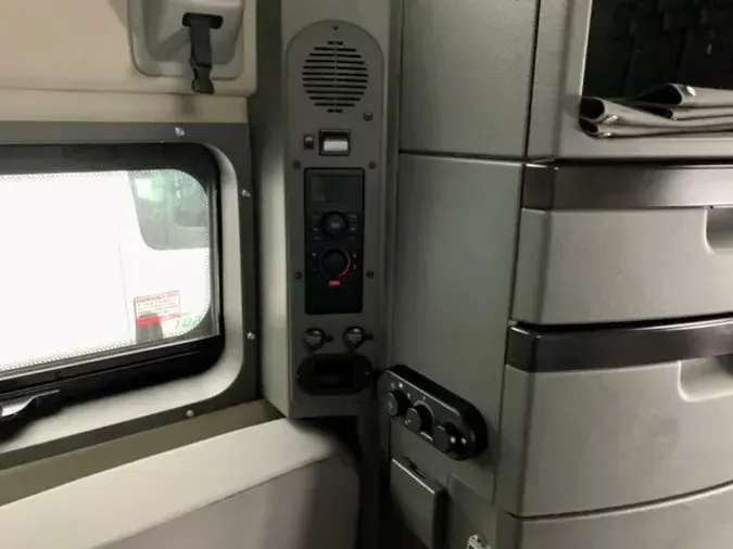 2021 Volvo VNL64T860