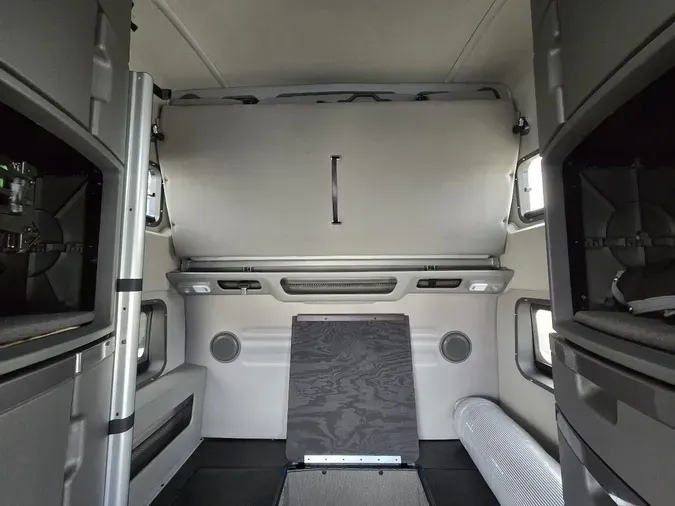 2025 VOLVO VNL64T860