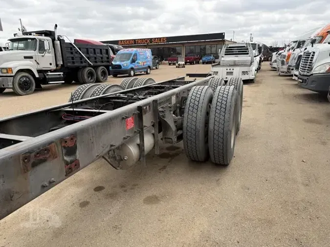 2016 VOLVO VHD64B300