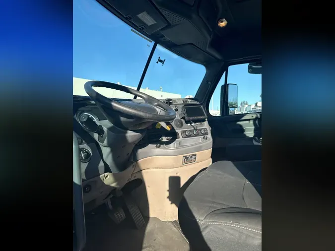 2017 FREIGHTLINER/MERCEDES CASCADIA 113