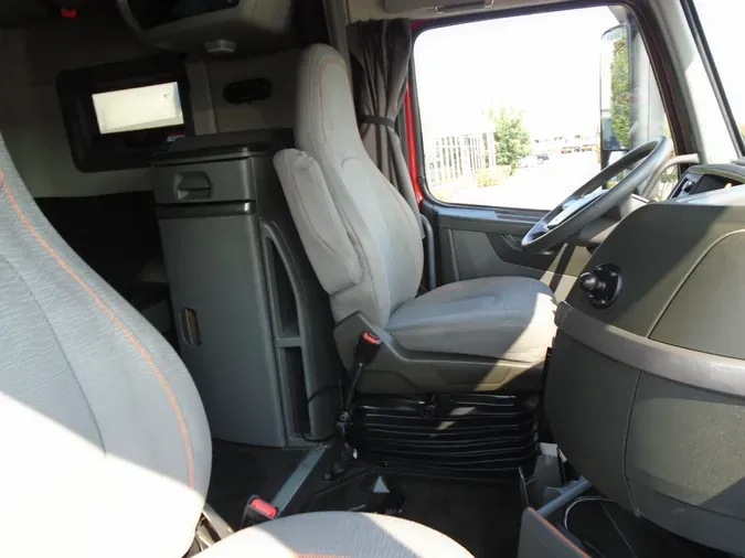 2022 VOLVO VNL64T760