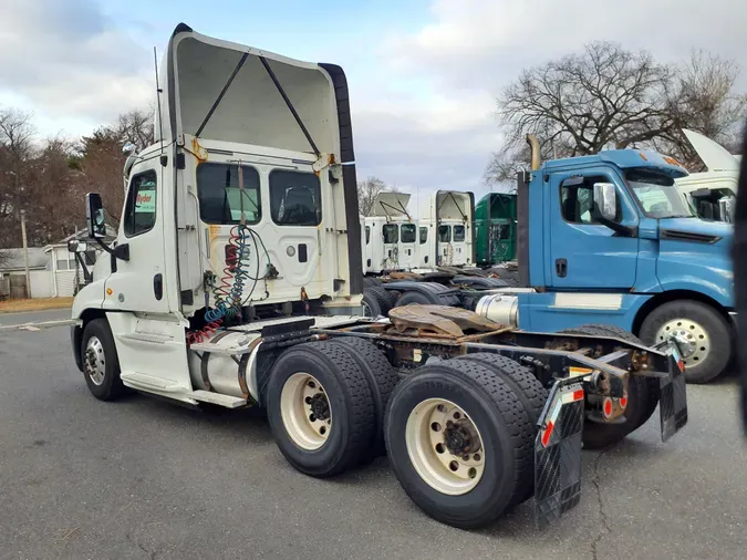 2015 FREIGHTLINER/MERCEDES CASCADIA 125