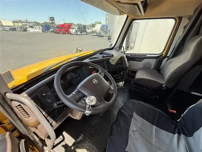 2016 VOLVO VNL670