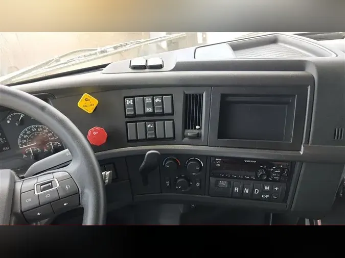 2021 VOLVO VNL860