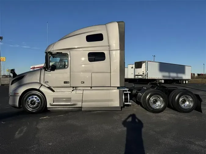 2021 VOLVO VNL64T760