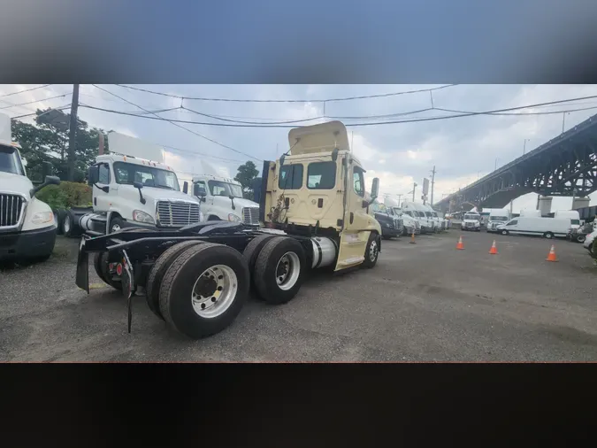 2016 FREIGHTLINER/MERCEDES CASCADIA 125