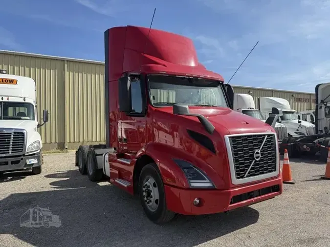 2021 VOLVO VNR64T300