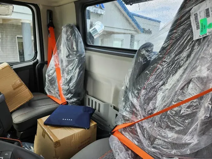 2025 VOLVO VNR64T300