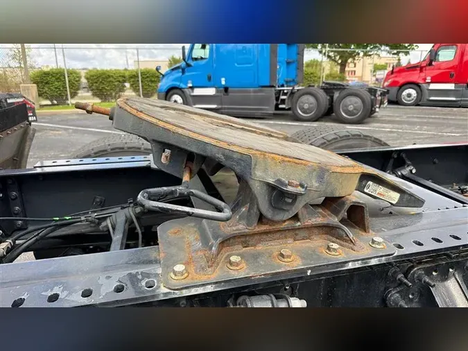 2023 VOLVO VNR64T300