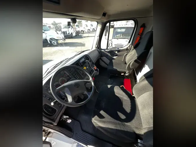 2018 FREIGHTLINER M2 106