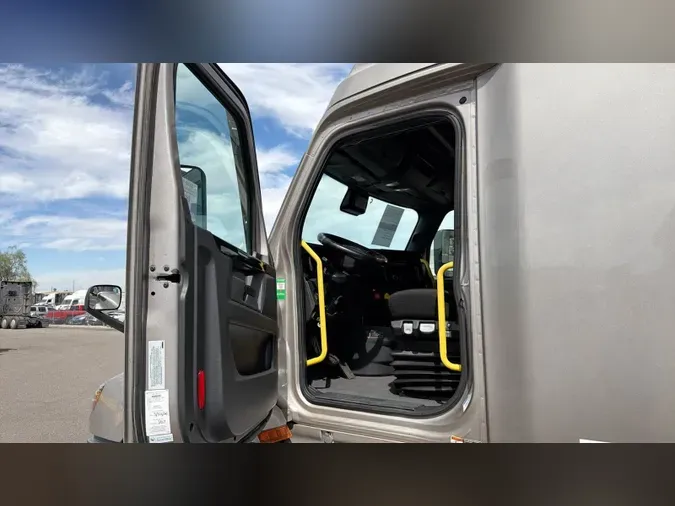 2025 Freightliner Cascadia 126