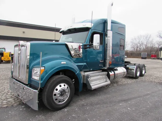 2023 Kenworth W990