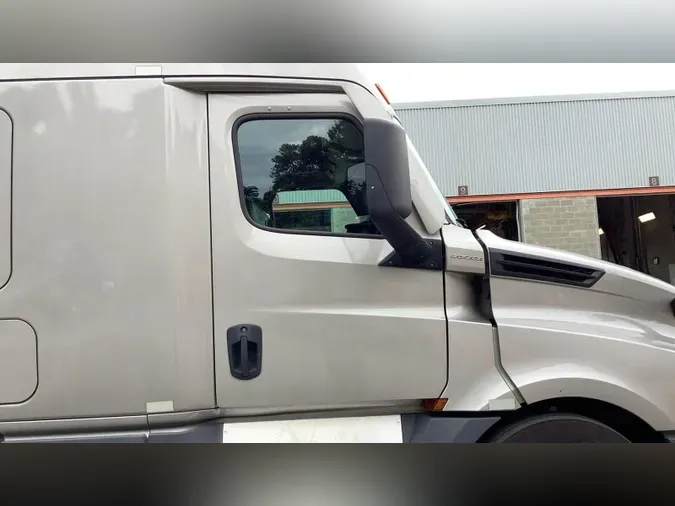2021 Freightliner Cascadia 126
