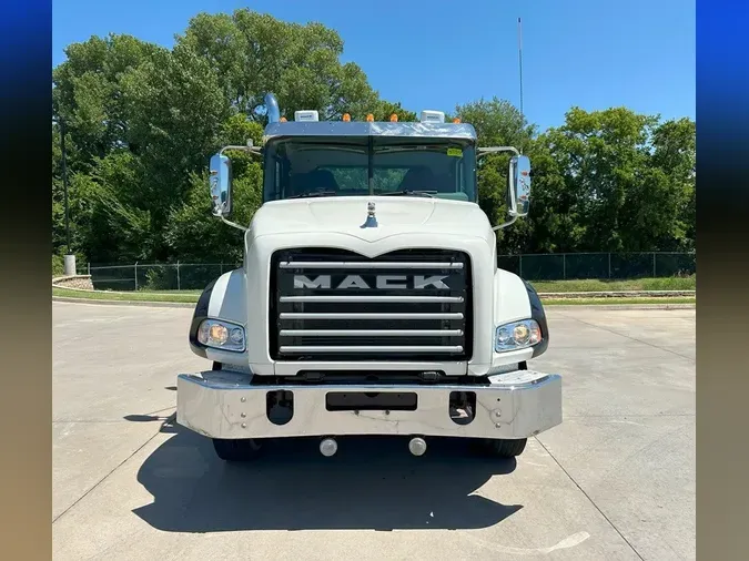 2020 MACK GR64BT