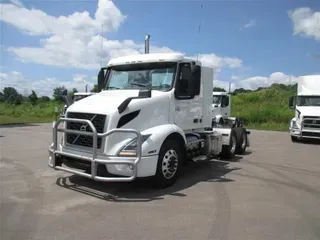 2022 VOLVO VNR64T300