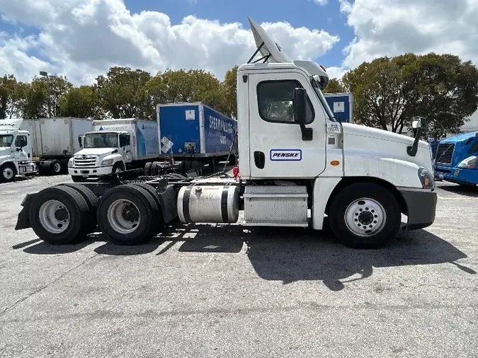 2017 Freightliner X12564ST