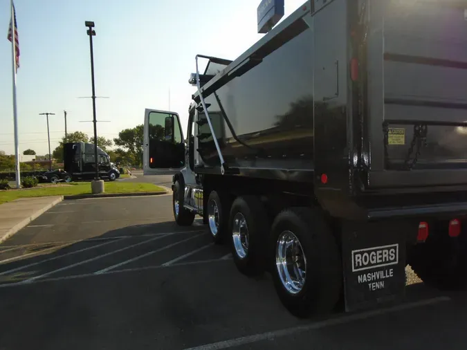 2022 VOLVO VHD84B300