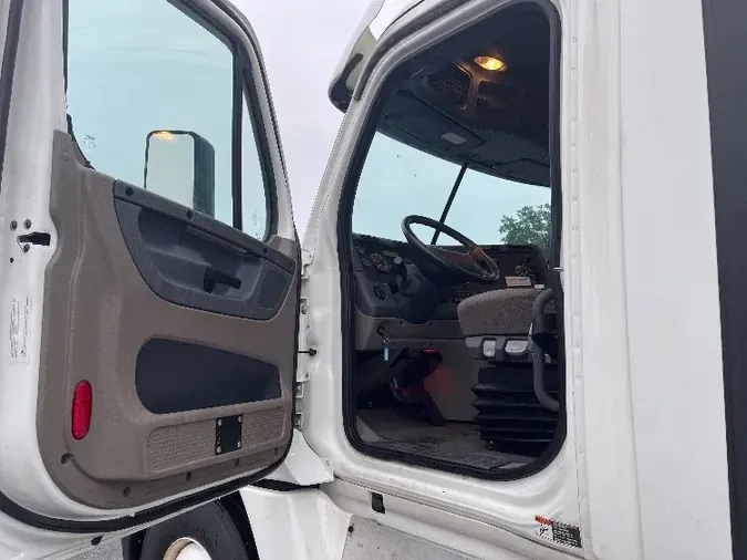 2019 Freightliner X12564ST