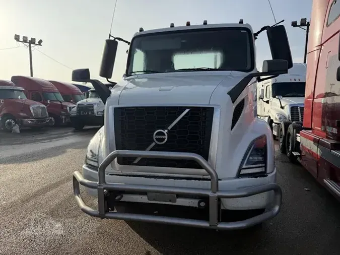 2019 VOLVO VNR64T300