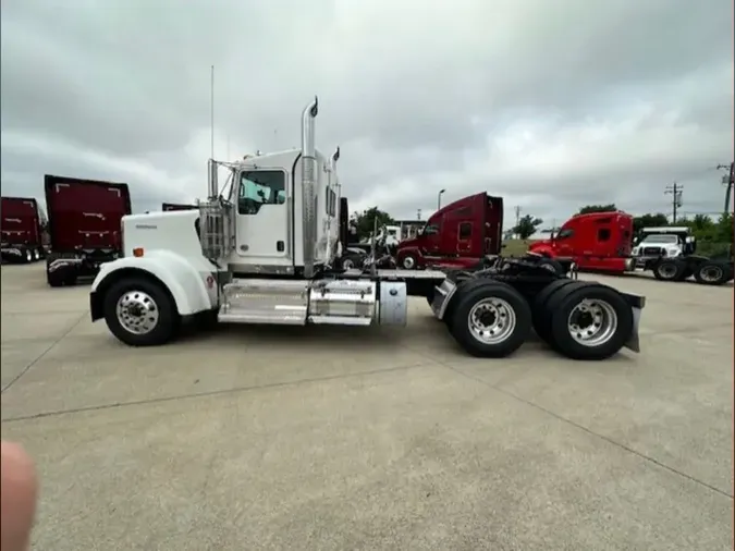 2025 Kenworth W900L