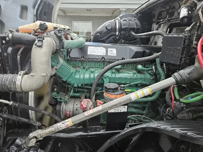 2022 VOLVO VNL64T760