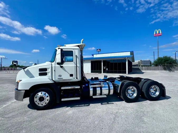 2022 MACK AN64T