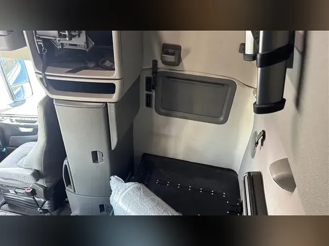 2021 VOLVO VNL760