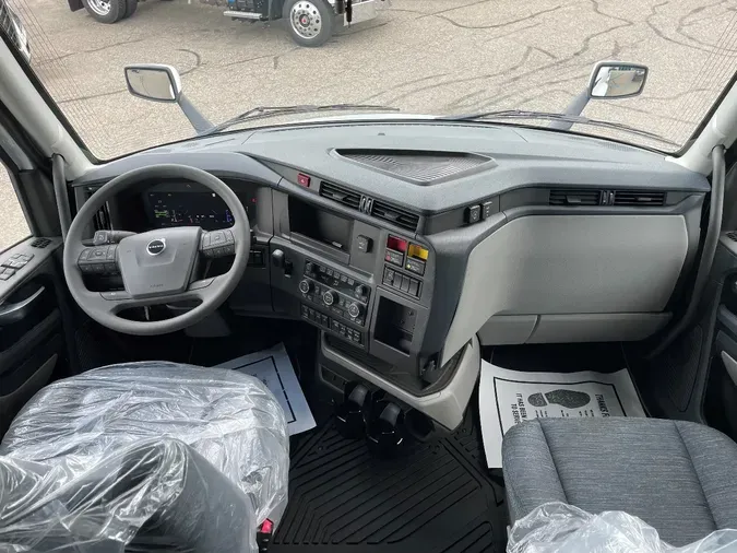2025 VOLVO VNL64T860