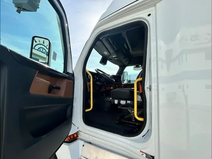 2023 Freightliner Cascadia 126