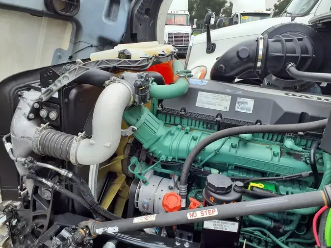 2019 VOLVO VNL64T-300
