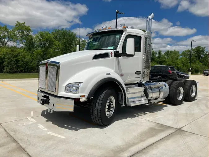 2025 Kenworth T880