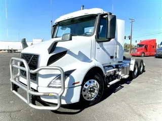 2022 VOLVO VNR300