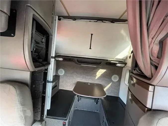 2016 VOLVO VNL64T670