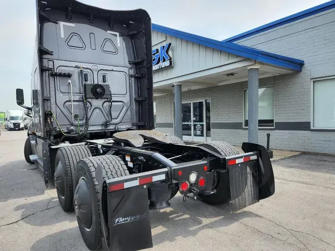 2021 FREIGHTLINER Cascadia 126