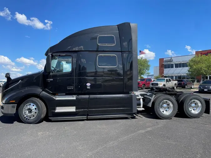 2025 VOLVO VNL64T860