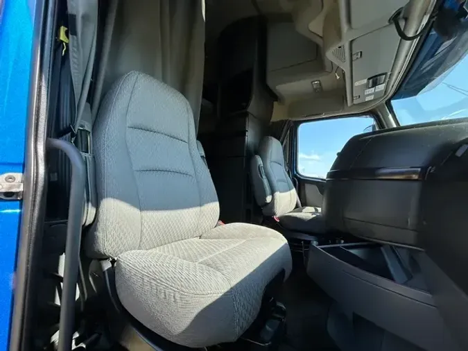 2022 VOLVO VNL860